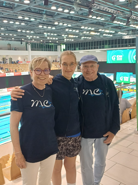 Silke Meinhövel, Nina Billmann und Dr. Knut Meinhövel im Schwimmbad, gekleidet in MeinChem-Sponsoring-Shirts